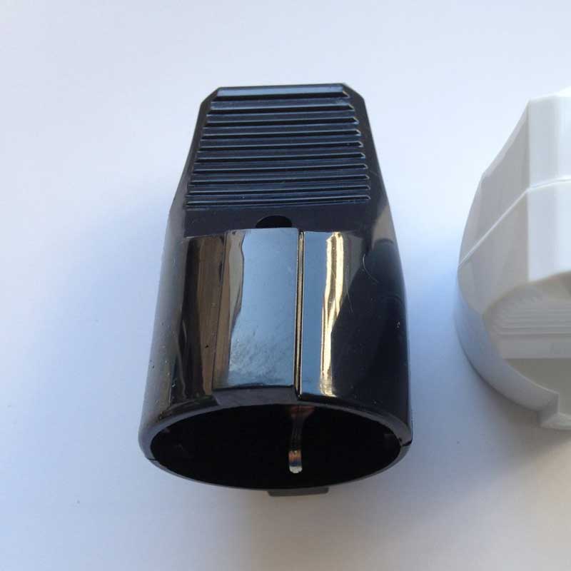 Clavija enchufe con toma de tierra de color negro Clavija enchufe con toma de tierra de color negro