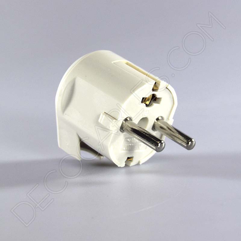 Clavija bipolar macho acodada plana con toma de tierra en color blanco Clavija bipolar macho acodada plana con toma de tierra en color blanco
