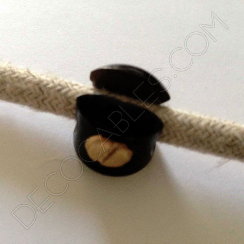 Sujeción metálica para cables en color negro Sujeción metálica para cables en color negro