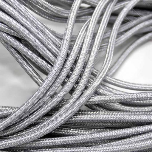 Cable eléctrico redondo metálico de color plata