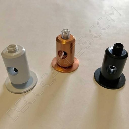 Aislante metálico para sujeción de cables de varios colores