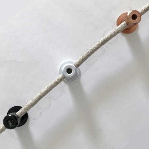 Aislante metálico para sujeción de cables de varios colores